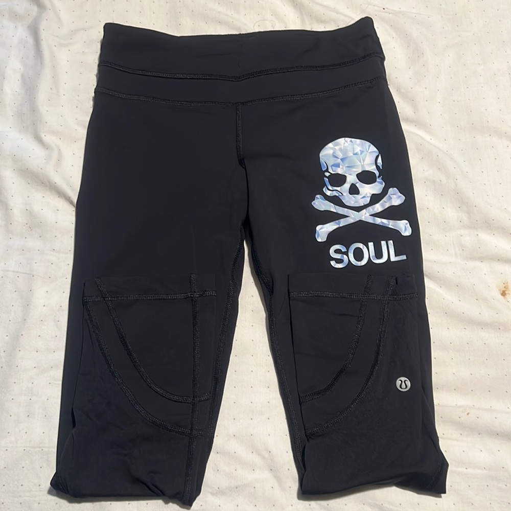 Lululemon soul cicle crop leggings, great condition.